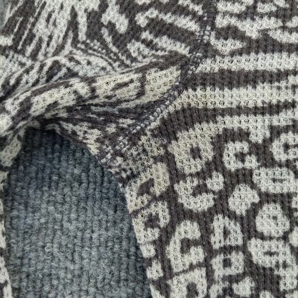 Energie Womens V Neck Top White Black Colorful Pattern Size Small - Picture 11 of 11